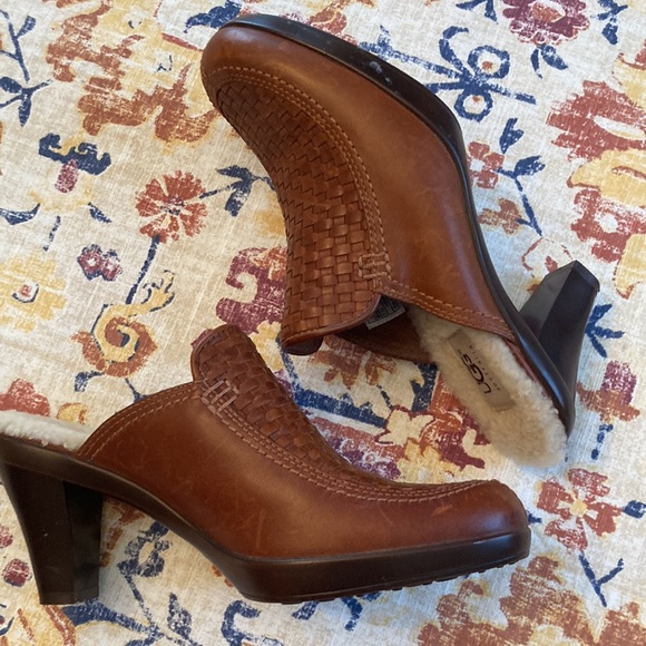 UGG Clogs - Picture 2 of 7